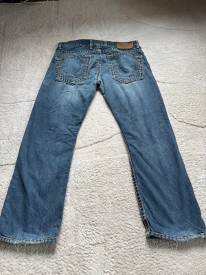 True religion  - Og rare true religion  Model : Logan superT 46x103x103x25 Waist, Length, Leg opening, Rise  Öppen för pris förslag och frågor🤩!
