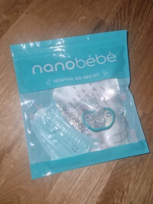 Startkit nyfödd - Säljer ett Nanobébé Hospital Go-Bag Kit i turkos för nyblivna föräldrar. Kitet innehåller amningsinlägg, bröstmjölksförvaringspåsar, en flexy-napp (0-3 mån) och en kupongbok för nyfödda. Perfekt att ha redo inför förlossningen.