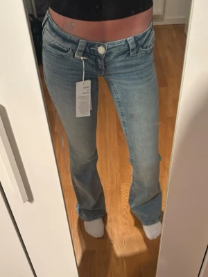 Ljusblå bootcut jeans - Söljer dessa supersöta jeans från Gina Young, helt oanvända💞