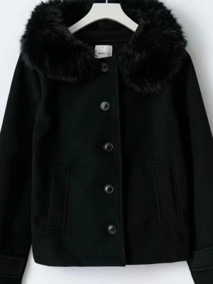 Svart kappa med fuskpäls från Daisy Street - Stilren svart kappa från Daisy Street med stor krage i mjuk fuskpäls. Kappan har raka ärmar, knäppning framtill med stora knappar och två fickor. Perfekt för kyliga dagar och ger en trendig look till din outfit.