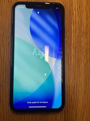 Svart iPhone 11  - Säljer en svart iPhone 11 med stilren design och rundade kanter. Den är ny mycket lite  använd mycket bra batteri hälsa 