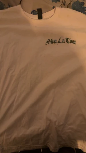 Soppgirobygget Viva La Tour T-Shirt - Ej använd, fått den personligt av Soppgirobygget efter en spelning. Large men sitter som en Loose fit M