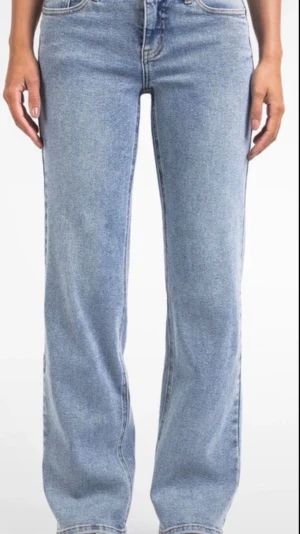 Ljusblå raka jeans med låg midja - Säljer ett par ljusblå raka jeans med låg midja och klassiska femficksdetaljer. Tillverkade i denim med en snygg tvättad look. Perfekta för en trendig och avslappnad stil. Inga defekter, säljer då dom är för små. På deras hemsida står det att de är lågmidjade och det tycker jag också men inte ultralågmidjade. De går upp också vid rumpan så man behöver inte vara rädd att de åker ner😊