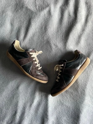 Maison Margiela gats - Tjena! Jag säljer ett par feta gats I storlek 43! 🙌 små defekter på båda skorna och box (se bild 4) Vill gärna bli av med dem då det var lite för stora så tveka inte att fråga frågor eller skicka prisförslag 😇