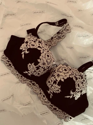 Svart bh med vit spetsbrodyr - Jag säljer min bh från Intimissimi i storlek 75B. Jag säljer den eftersom den är ganska stor på mig. Den är i perfekt skick, jag köpte den nyligen. Jag har tagit bort etiketten eftersom den skavde ganska mycket. Jag har använt den tre gånger, priset kan diskutera!