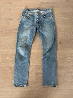 Nudie jeans lean dean - Säljer dessa feta jeansen i den populära modellen lean dean, storlek W32, L32!      De är i mycket fint skick, finns en liten fläck på vänster framficka som inte märks av vid användning (se sista bild).                  Kom gärna med frågor och prisförslag 😊