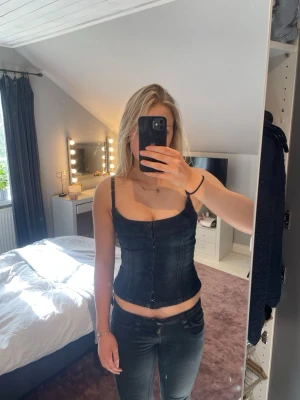 Jeanstopp - Snygg jeans topp ifrån Gina🥰 Endast använd en gång! 