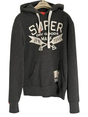 Superdry hoodie - Säljer en tvär fet Superdry Jpn hoodie. Extremt bra skick. Storlek M, passar true to size. Hem fritt från husdjur, rökning eller skadedjur.✅ Postar inom 24 timmar! Kolla profilen för fler varor, samfraktar gärna! MVH