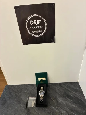 herr klocka  - herr klocka automatiskt med saphir glas och index visare extra länkar och fodral ingår.