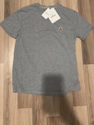Grå t-shirt från Moncler - Moncler T-shirt storlek M helt ny, säljer för den var för stor för mig. Pris kan diskuteras 