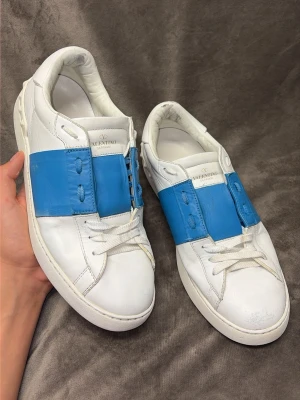 Valentino Opens - Valentino Opens🤩🙌 7/10 skick. Självklart äkta✅ 150+ nöjda kunder🤝 Hör av dig vid minsta fundering😃