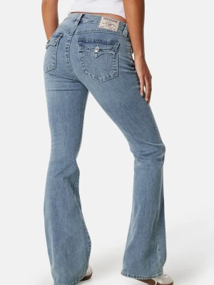 Bootcut jeans från True Religion - Snygga ljusblå bootcut jeans från True Religion med klassiska bakfickor och dekorativa sömmar. Becca mid rise. Jeansen har en medelhög midja och en liten patch med logga bak. Perfekta för en trendig och avslappnad look. Storlek S (38) Använd 1 gång