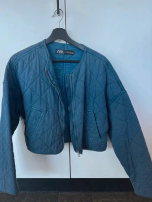 Vår jacka - Snygg quiltad blå jacka från Zara med croppad passform och dragkedja framtill. Jackan har lång ärm och ett stilrent, rutigt mönster i tyget. Perfekt för dig som vill ha en trendig och bekväm jacka till vardags. Slutsåld!! 💗💗