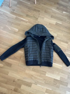 Moncler Cardigan Grön - Hej. Säljer min moncler cardigan som är köpt i höst. Knappast använd. Skick 9/10. Passar mig bra som är 177 och väger 71kg. Storlek M