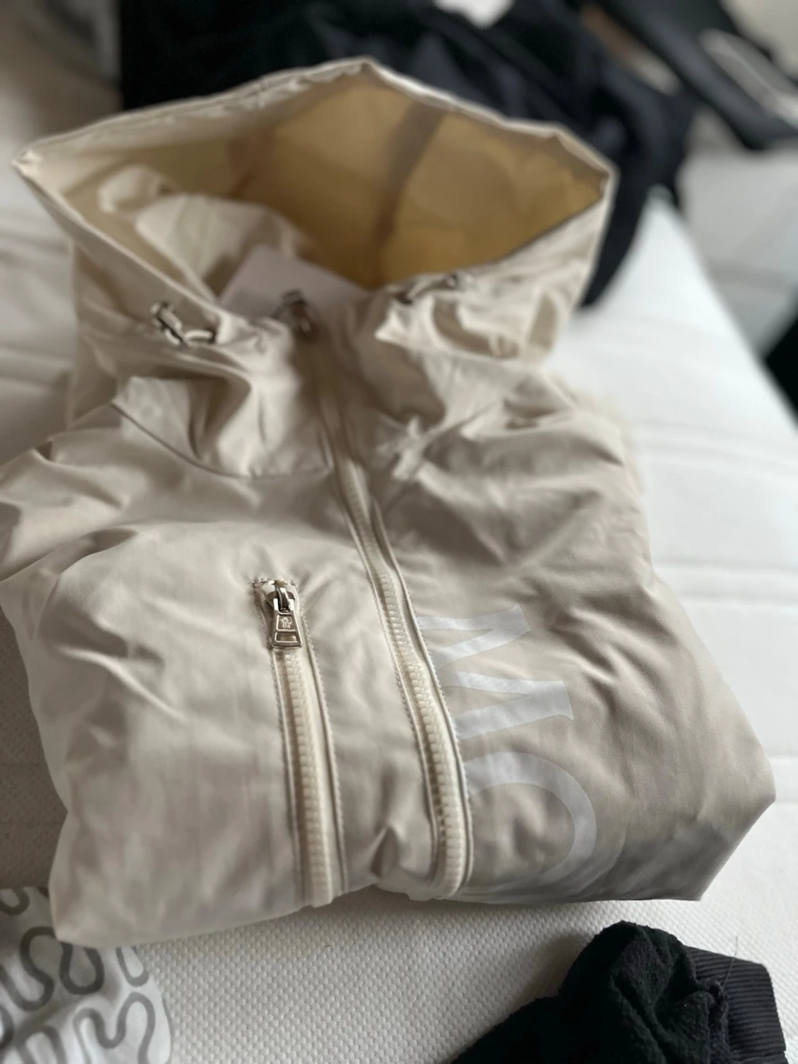 Beige vindjacka från monclair