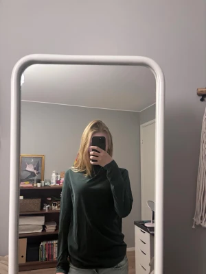 Mörkgrön långärmad tröja - En stilren mörkgrön långärmad tröja med rund halsringning. Tröjan har en enkel och avslappnad passform, perfekt att matcha med jeans eller kjol. Materialet ser mjukt och bekvämt ut, vilket gör den skön att bära hela dagen. Det är L men super liten i storleken (passar mig o jag brukar ha xs -s)Kom gärna med prisförslag!😽💞