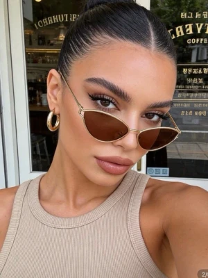 Guldig Miu miu solglasögon - Snygga miumiu solglasögon med guldig metallbåge och mörkbruna glas i cat eye-modell. Perfekta för att lyfta din stil med en trendig och elegant touch. Lätta att matcha med olika outfits. Ops glasögon ser större ut på modellen än i verkligheten. Skickar gärna bild om du är intresserad. Nypris :3600kr ( pris kan diskuteras vid snabb affär)