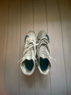 Nike Mercurial vapor 16 Elite FG - Snygga Nike Mercurial fotbollsskor i silver med blå detaljer och vit sula. Skorna har en strumpliknande passform och är tillverkade i ett lätt syntetmaterial för bra bollkontroll och snabbhet på planen. Perfekta för dig som vill sticka ut på matchen.