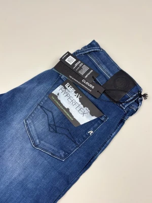 Replay Anbass Hyperflex Jeans - Replay Anbass Hyperflex Jeans | Modell: Anbass Hyperflex | Skick: Helt nya med taggar | Nypris: 1799 kr | Storlek: W32/ L32 | Hör av dig vid minsta fundering 📦