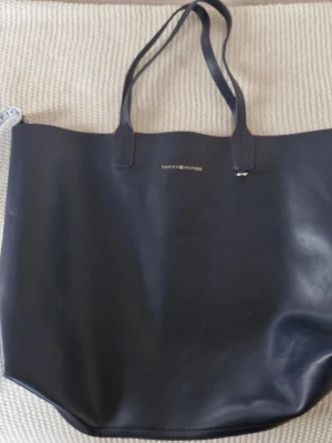 Totebag Tommy Hilfiger - Marinblå tote bag Mått ca 46x39 cm Dustbag medföljer Väskan är i gott skick med mindre spår av användning