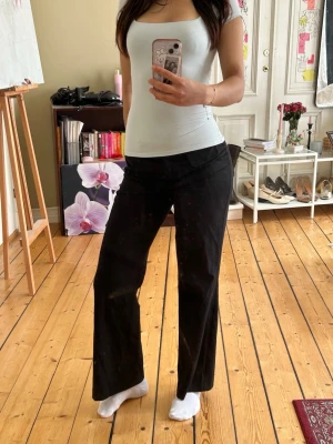 Svarta raka kostymbyxor  - Midwaist svarta kostymbyxor med wida/raka ben 🖤  Ingen storlekslapp, passar S-M 🖤 Slitage vid dragkedja, se bild! 