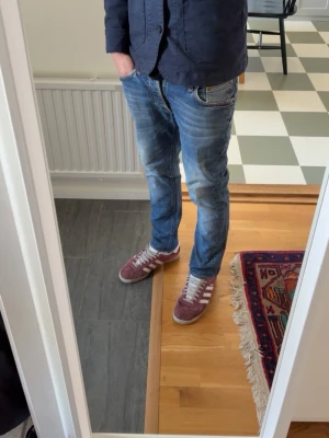 Nudie jeans - Ett par skit snygga nudie jeans! Skit snygg wash! Passar perfekt till sommaren!! Modellen är Lean Dean!! Storlek 30:32!!! Pris 550!!!!