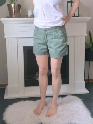 Gröna shorts från Etirel storlek 38 - - Snygga shorts från Intersport.  - Använd 1 gång så i jättefint skick.  - Hittar inget att anmärka på.  - Jag kan ha missat någon miniskavank men jag har försökt att granska plagget så gott det går.