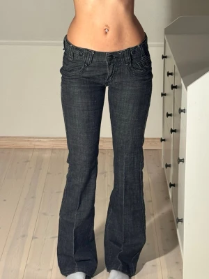 Lågmidjade bootcut jeans  - Midjemått: 38cm. Innerbenslängd: 78cm. Kolla in min profil, följ för fler plagg🙌