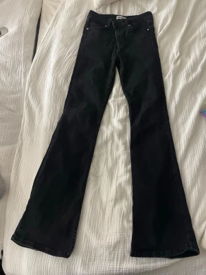 Svarta utsvängda jeans från Zara - Säljer ett par svarta utsvängda jeans från Zara i storlek 36. 