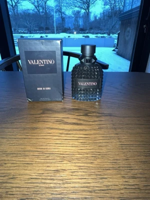 Valentino Uomo Born in Roma EdT - Valentino parfym. Ca 47 ml kvar av 50ml. En trevlig doft året om. Säljer för att jag har redan andra parfymer och vill skaffa en till.