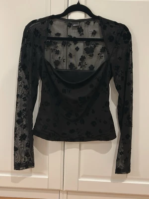 Svart topp med blommönster - Svart top från Gina Tricot 💕