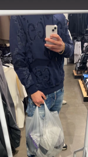 Gucci hoodie - Skick 10/10, storlek S men passar också M. Modellen är 173 och väger 65 kilo. Givetvis autentisk, endast 3399.