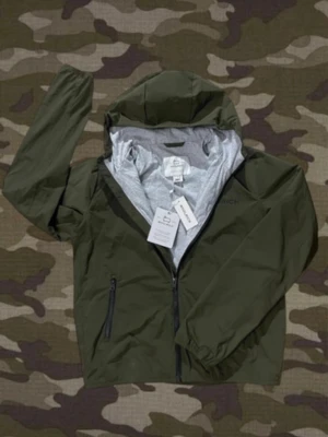 Grön Woolrich jacka  - Säljer en helt ny lite tunnare Woolrich jacka. Perfekt skick förutom en liten reva på vänster arm (se sista bilden), alla lappar och tags kvar! Storlek: 14, motsvarar ca XS. Skriv vid minsta fråga eller fundering! Buda gärna!