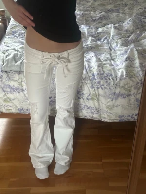 Vita lågmidjade jeans Gina 14+ - Säljer dessa lågmidjade vita jeansen från Gina 14+ i storlek S, de är endast testade men aldrig använda då jag köpte de nyligen. Vid fler frågor eller funderingar är det bara att höra av sig!💗