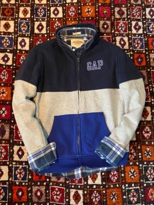 GAP zipper  - Säljer denna snygga GAP zipper som är helt oanvänd! Storleken är M och sitter som en smäck (skjortan ingår inte i köpet utan är endast till som inspo)! 