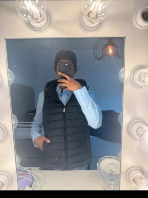 Väst från Tommy Hilfiger   - Väst från Tommy Hilfiger i strl xxs. Lite stor i midjan på mig som är 153cm lång och ganska smal. Finns ett litet hål högt upp på höger bröst/nyckelben (se bild), men luvan hänger ner och täcker hålet om man inte har västen stängd hela vägen upp, så inget som syns eller som man tänker på. Endast använd ett fåtal gånger.   Nypris ca 1200kr💙