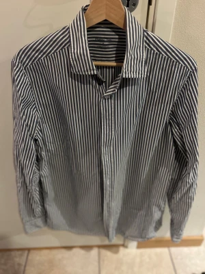 Randig skjorta - Snygg blåvit randig skjorta från Massimo Dutti. Passar perfekt till våren och kommande sommar!🔥😎