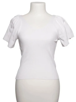 Vit ribbad topp med puffärmar från Only - Super fin vit topp med puffiga korta ärmar och v-ringning både fram och bak. Toppen har en knyt-detalj i nacken. Säljer en i svart också! Skriv vid frågor och för fler bilder💕💕