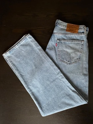 Helt nya Levi's ljusblåa straight jeans - SKICKA BUD OCH FRÅGOR! KOLLA MIN PROFIL FÖR FLER LEVIS JEANS! Ljusblå jeans från Levi's med klassisk straight fit och femficksdesign. Jeansens material är slitstark denim och har en ikonisk läderpatch bak samt röd Levi's-tag på bakfickan. Perfekt för dig som gillar tidlös och avslappnad stil. Storlek: W33 L32