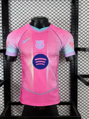 FC Barcelona rosa matchtröja Nike - Snygg FC Barcelona matchtröja i rosa och lila med blå detaljer. Tröjan har klubbmärke och Nike-logga på bröstet samt Spotify-logga i mitten. Korta ärmar och sportig passform, perfekt för fotboll eller träning.  Finns i olika storlekar!!! Pris kan diskuteras!!!