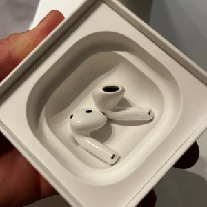 AirPods 4 - Airpods 4, används 10ggr sen tappa jag Skalet/Etuitet till dem. Därav till salu 