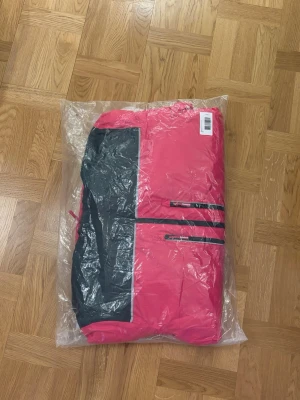 Rosa och svart vindjacka foodora  - Oanvänd foodora jacka :P rolig för skidresor osv. 