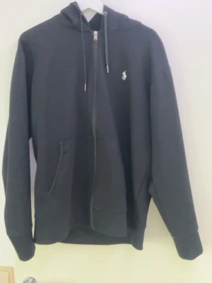 Ralph lauren - En ralph lauren zip hoodie i storlek L, knappt änvänd och väldigt fin hoodie