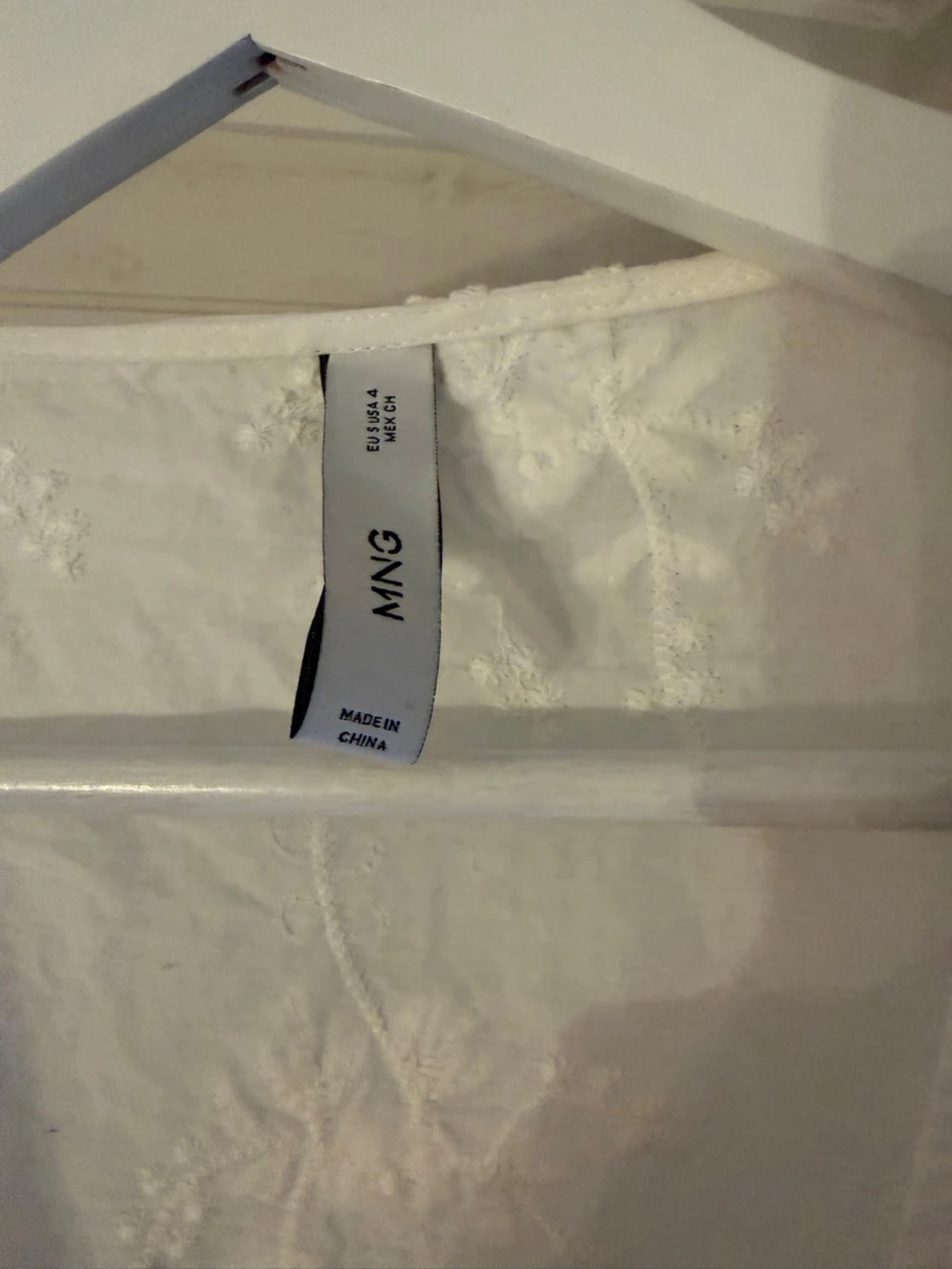 Vit blommig blus med volang - 2