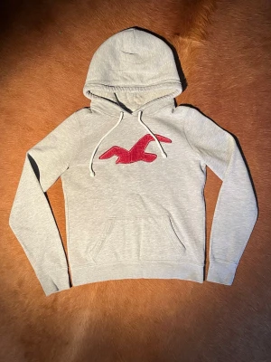 Sällsynt Hollister hoodie  - Tjabba! Säljer denna snygga och eftertraktade Hollister hoodie! Sjukt fint skick!  Den är i storlek L men skulle säga att den sitter som en S/M då den är liten i storlek! Vid minsta fråga eller fundering hör av er🤠