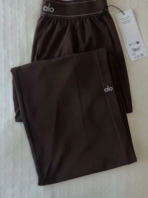 Alo byxor i brunt och svart - Säljer två par snygga byxor från Alo, ett par i mörkbrunt och ett par i svart. Beställningsvara 10-12 dagar ! Vill ni ha fler bilder osv, skriv privat !!