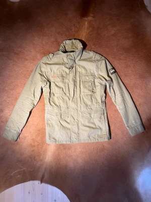 Superdry Field jacket  - Tja, säljer denna sjukt snygga Field jacket från superdry! Den perfekta vårjackan helt enkelt! Vid minsta fråga eller fundering hör av er🤠