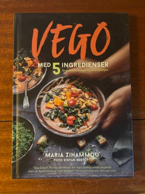 Vego med 5 ingredienser - Säljer boken 'Vego med 5 ingredienser' av Maria Zihammou med foto av Stefan Edetoft. Boken har hård pärm och färgstarka bilder på vegetariska rätter. Perfekt för dig som vill laga enkla och snabba vegorätter med få ingredienser.