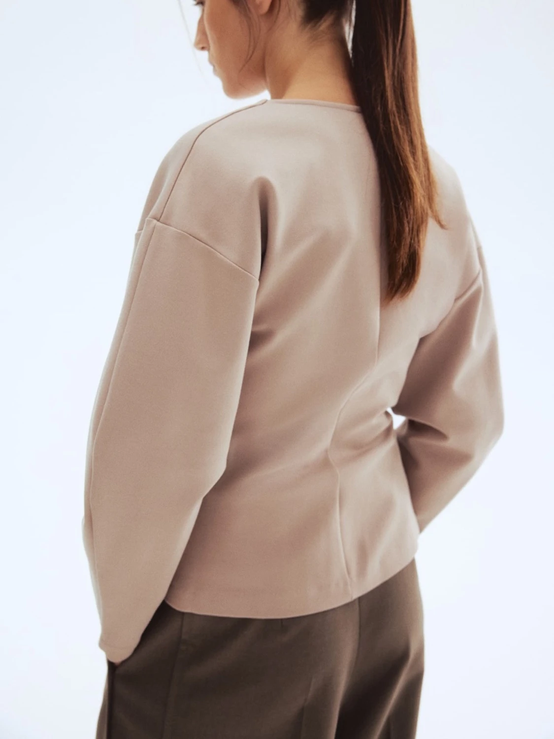 Beige blus med v-ringning och knappar - 2