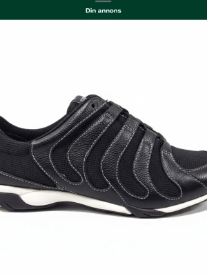 Nya Hush Puppies Sneakers, Svart, stl 40-26.1 ordinarie pris 799kr sneakers med läderdetaljer - Välgjorda bekväma svarta sneakers från Hush Puppies.  Stilren design med snörning   Hush Puppies  Founded in 1958, Hush Puppies recognized the need for comfortable shoes – for the workweek and the weekend. Our basset hound, the Hush Puppies dog has a become a globally recognized icon, and our comfy flats, loafers, and slip-ons have become solutions for sore feet, aka “barking dogs.” While we continue to innovate comfort, w